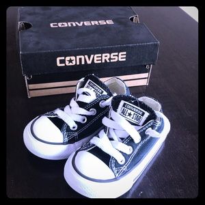 Converse Infant size 5 sneaker in Black